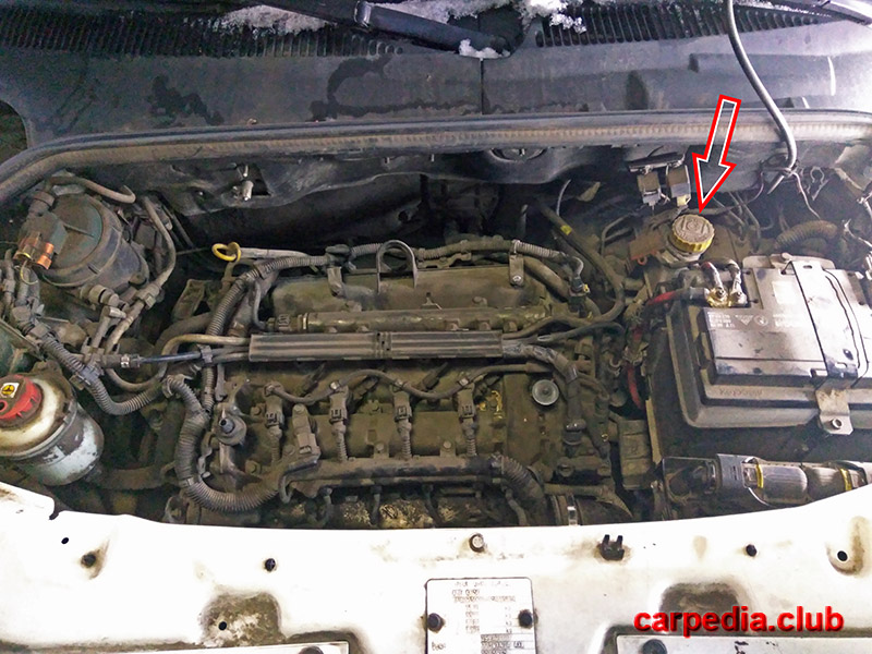 Расположение бачка тормозной жидкости Fiat Doblo I 2007