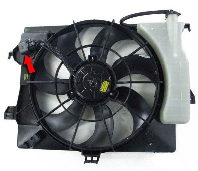 Вставить два провода в питание электродвигателя вентилятора радиатора на автомобиле Hyundai Solaris 2010-2016