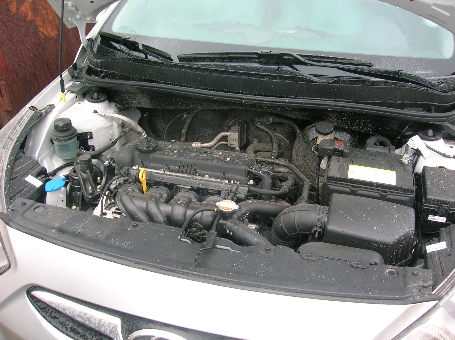 Осмотреть шланги системы охлаждения под капотом на автомобиле Hyundai Solaris 2010-2016