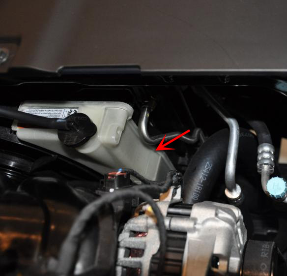 Проверить жидкость в бачке охлаждения на автомобиле Hyundai Solaris 2010-2016
