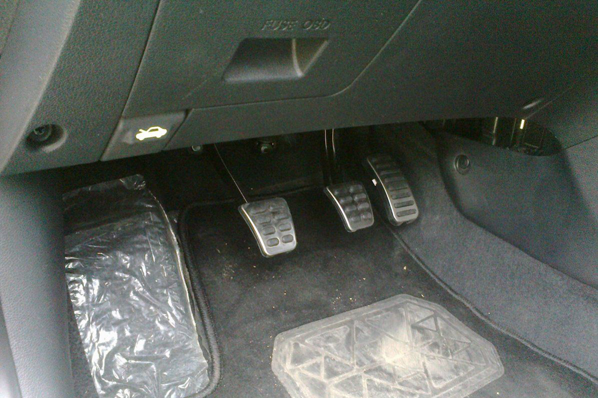 Проверить течь охлаждающей жидкости под панелью приборов на автомобиле Hyundai Solaris 2010-2016