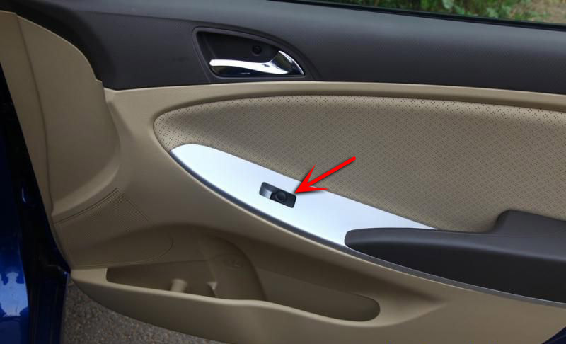 Кнопка стеклоподъемника пассажирской двери на автомобиле Hyundai Solaris 2010-2016