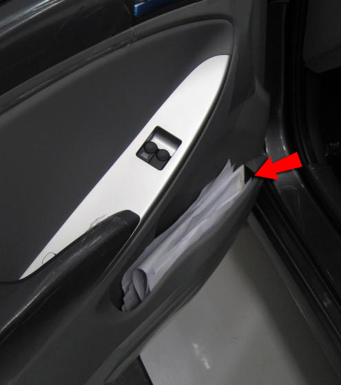 Вещевой ящик в двери водителя на автомобиле Hyundai Solaris 2010-2016