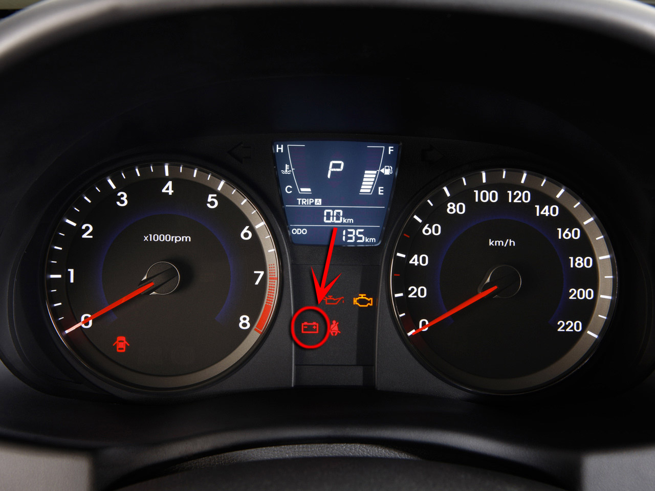 Индикатор разряда АКБ в комбинации приборов на автомобиле Hyundai Solaris 2010-2016