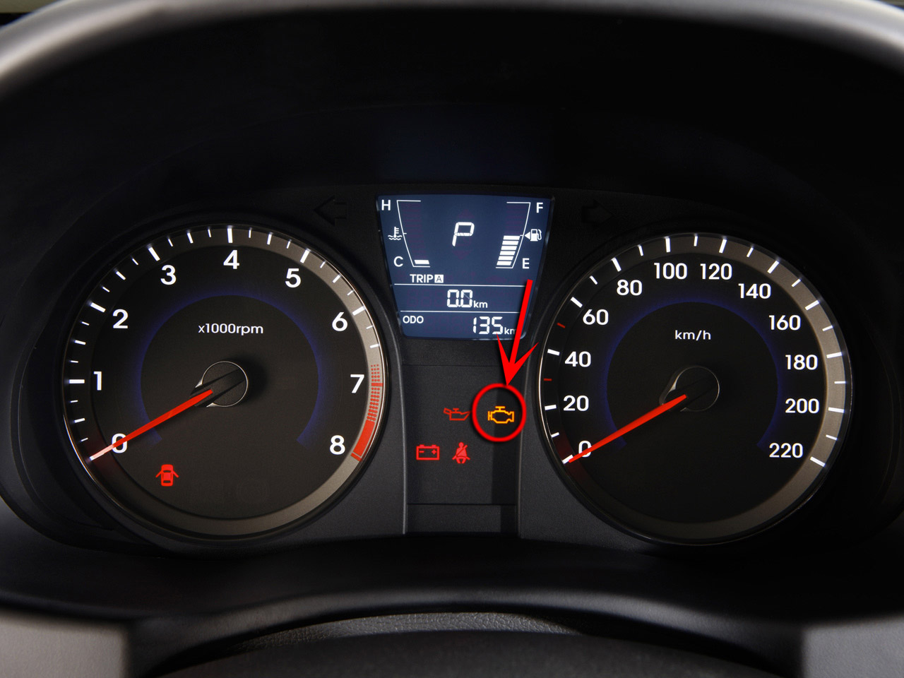 Индикатор управления двигателем (Чек) в комбинации приборов на автомобиле Hyundai Solaris 2010-2016