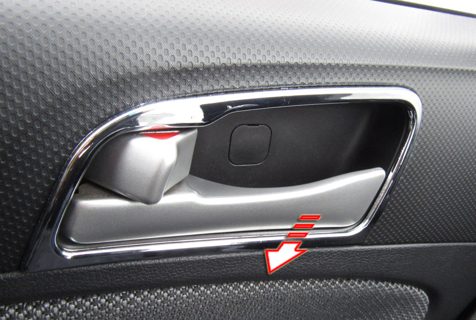 Открыть внутреннюю ручку боковой двери на автомобиле Hyundai Solaris 2010-2016