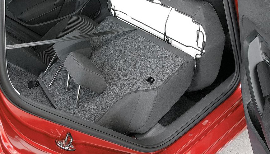 Сложить заднее правое сиденье на автомобиле Hyundai Solaris 2010-2016