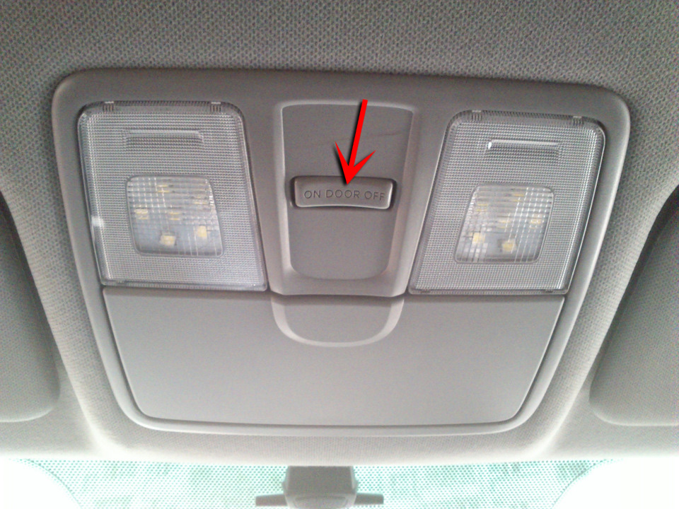 Положение DOOR на плафоне освещения салона на автомобиле Hyundai Solaris 2010-2016