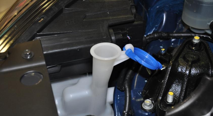Проверить жидкость в баке омывателя на автомобиле Hyundai Solaris 2010-2016