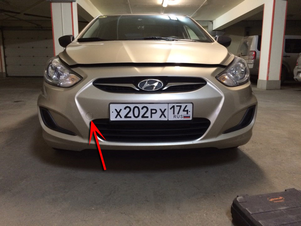 Расположение отверстия для буксировочного крюка в передней части автомобиля Hyundai Solaris 2010-2016
