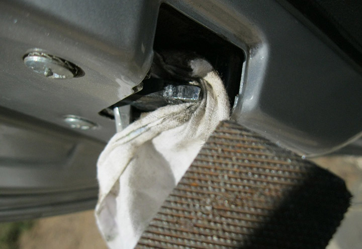 Прокладывание тряпки для подтачивания запора замка двери ВАЗ 2190 2191 Lada Granta