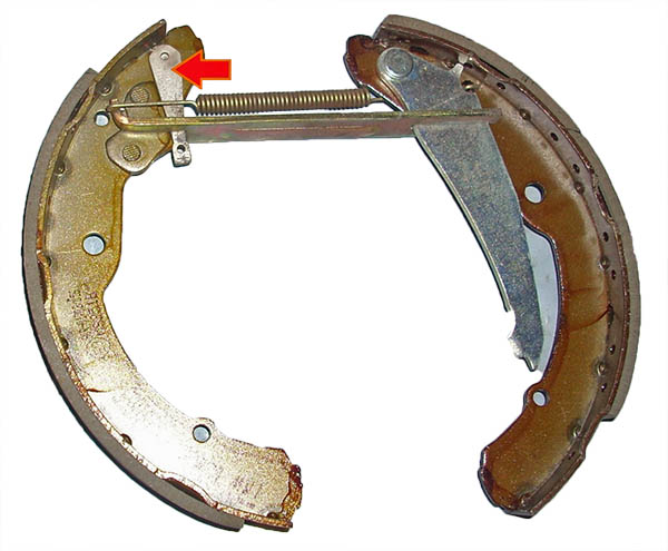 Установка регулировочного клина и передней колодки барабанного тормозного механизма заднего колеса автомобиля Skoda Fabia I