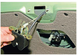 Снятие открученного замка багажника вместе с тягой и проводами Lada Kalina