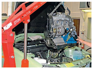 Процесс извлечения двигателя из моторного отсека Lada Kalina