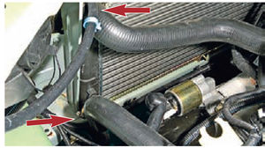 Ослабляем хомуты на шлангах подвода и отвода охлаждающей жидкости Lada Kalina