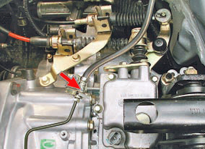 Конце шланга от трубки рабочего тормозного цилиндра и кронштейна на картере коробки передач Chery Tiggo