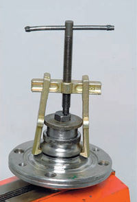 Используем съемник для снятия внутреннего кольца подшипника ступицы Lada Kalina