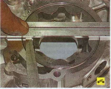 Измерение осевого зазора ведомой шестерни масляного насоса Ford Focus 2