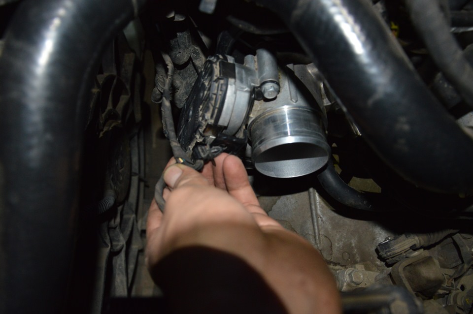 Вытащить держатель проводов педали газа из дроссельного узла на автомобиле Hyundai Solaris 2010-2016