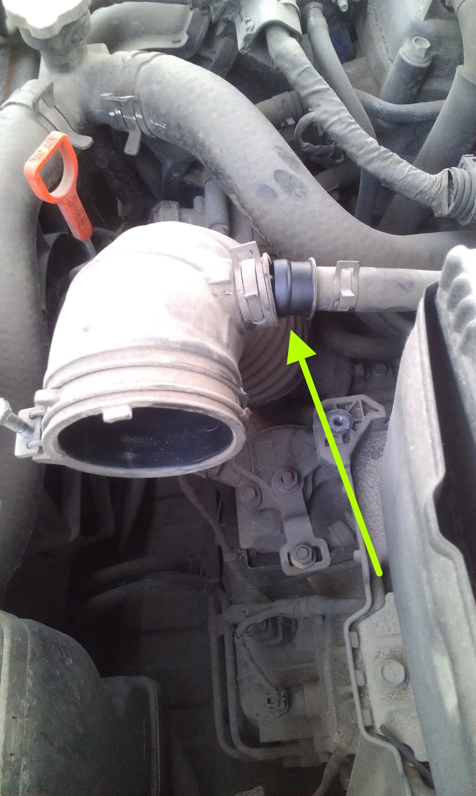 Отсоединить выходящий шланг с гофры подводящего шланга к дроссельному узлу на автомобиле Hyundai Solaris 2010-2016