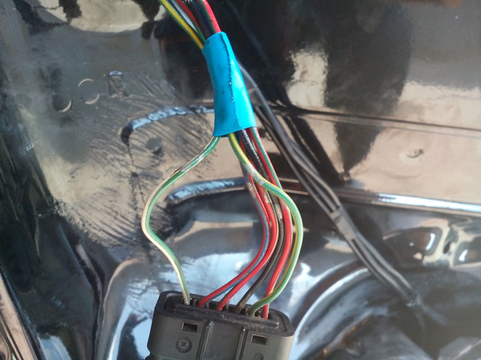 Подключаем провода к блоку управления парктроником, который расположился в нише над задней стойкой Nissan Primera