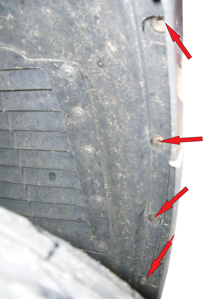Выкрутка болтов подкрылка на каждой из колесных арок передних колес автомобиля Skoda Fabia I