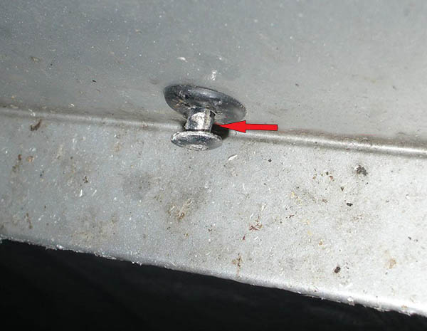 Вытягивание панельных пристежек снизу бампера возле защиты картера двигателя автомобиля Skoda Fabia I