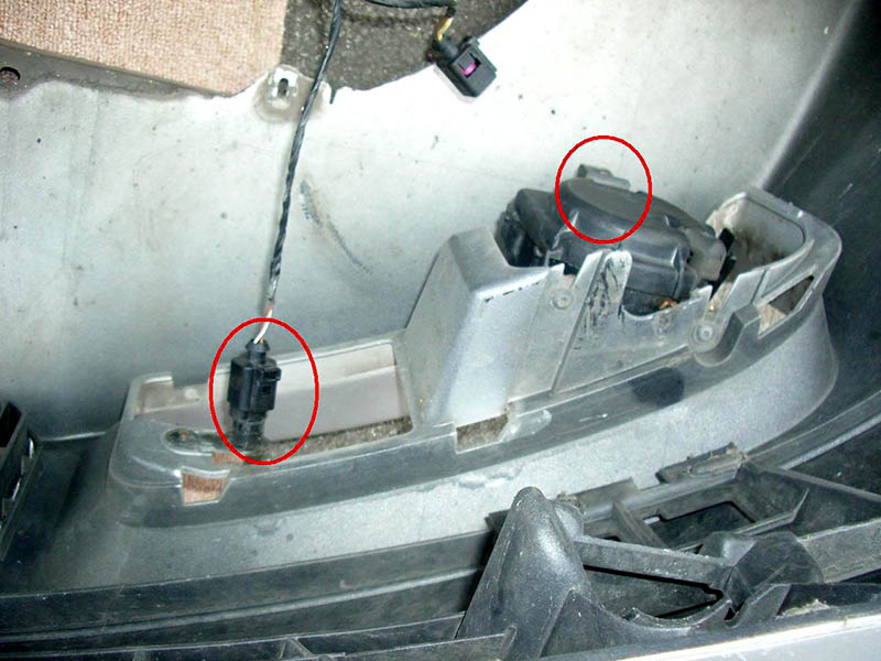 Отсоединение датчика температуры перед снятием бампера автомобиля Skoda Fabia I