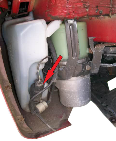 Отсоединение колодки с проводами от электродвигателя насоса бачка омывателя автомобиля Skoda Fabia I