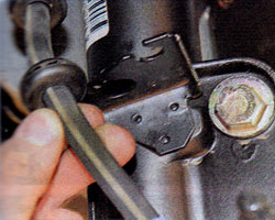Тормозной шланг и его кронштейн крепления на амортизационной стойке Lada Kalina