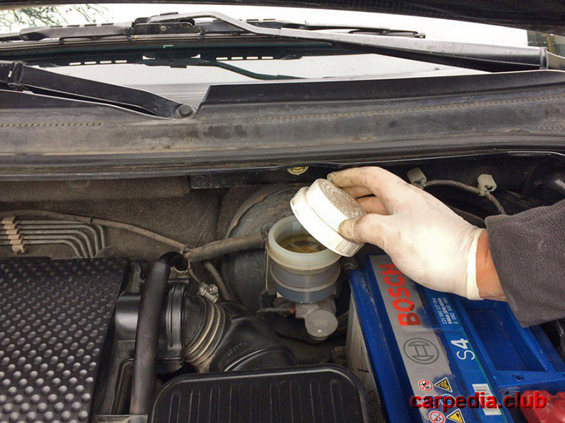 Снять крышку бачка тормозной жидкости на автомобиле Mitsubishi Galant IX
