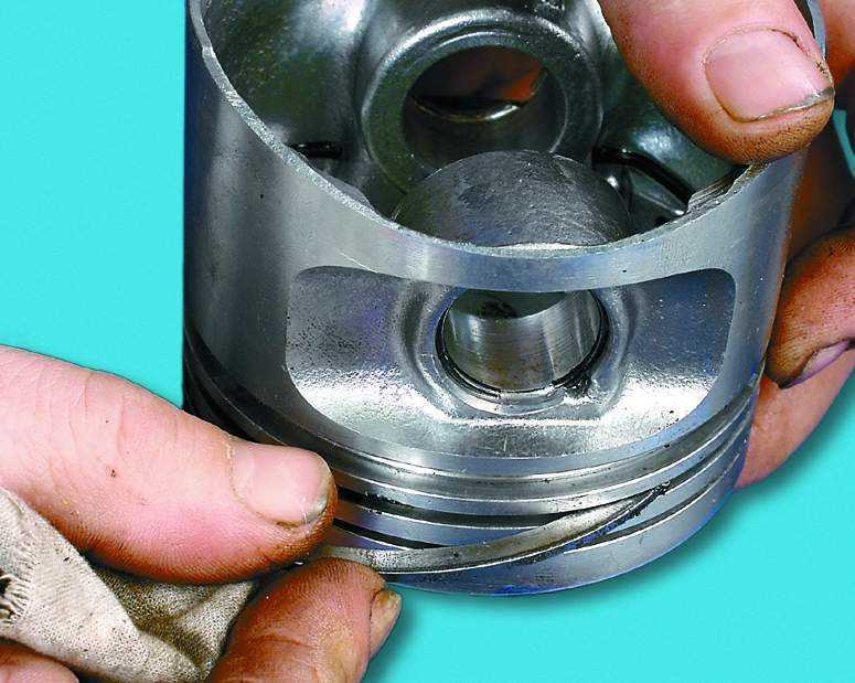 Очистка канавок под поршневые кольца на поршне двигателя Лада Гранта (ВАЗ 2190)