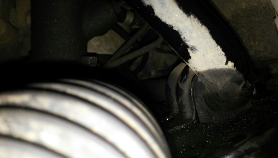 Открученные болты крепления передней втулки стабилизатора на автомобиле Hyundai Santa Fe CM 2006-2012