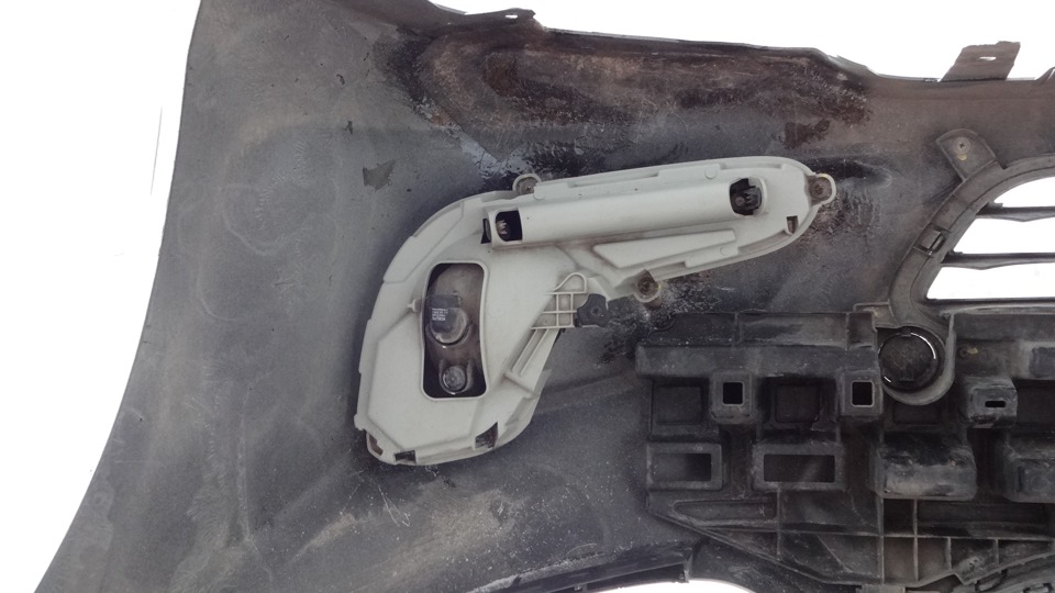 Установить противотуманную фару на место на автомобиле Hyundai Solaris 2010-2016