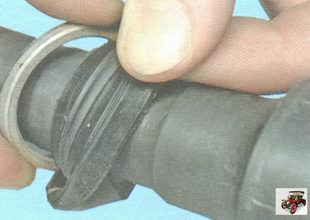 Вынимаем клапан из кожуха вала привода передних колес Lada Granta