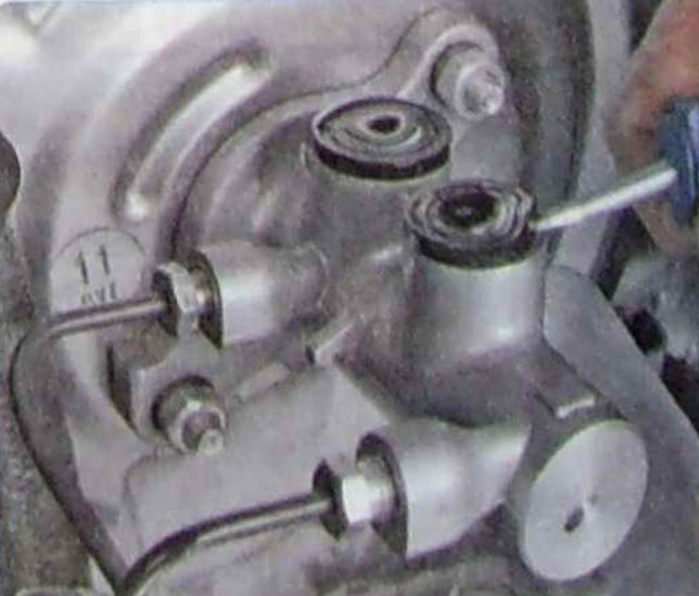 Извлечение соединительных втулок из отверстий главного тормозного цилиндра ВАЗ 2190 2191 Lada Granta