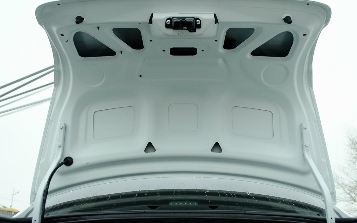 Поднятая крышка багажника Лада Гранта (ВАЗ 2190)
