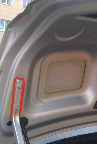 Обведение контура петли крышки багажника Лада Гранта (ВАЗ 2190)