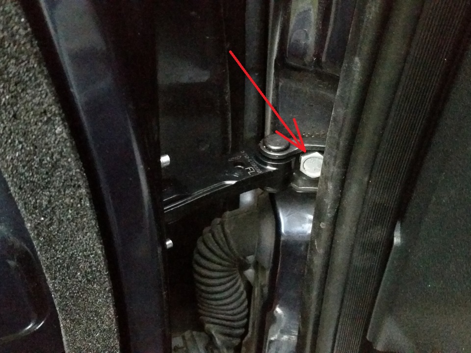 Размещение болта крепления ограничителя открывания двери к передней стойке кузова Лада Гранта (ВАЗ 2190)
