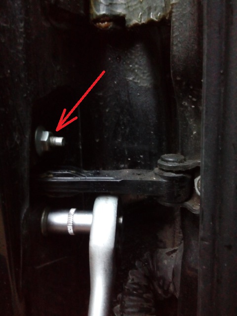 Откручивание элементов крепления ограничителя открывания к передней двери Лада Гранта (ВАЗ 2190)