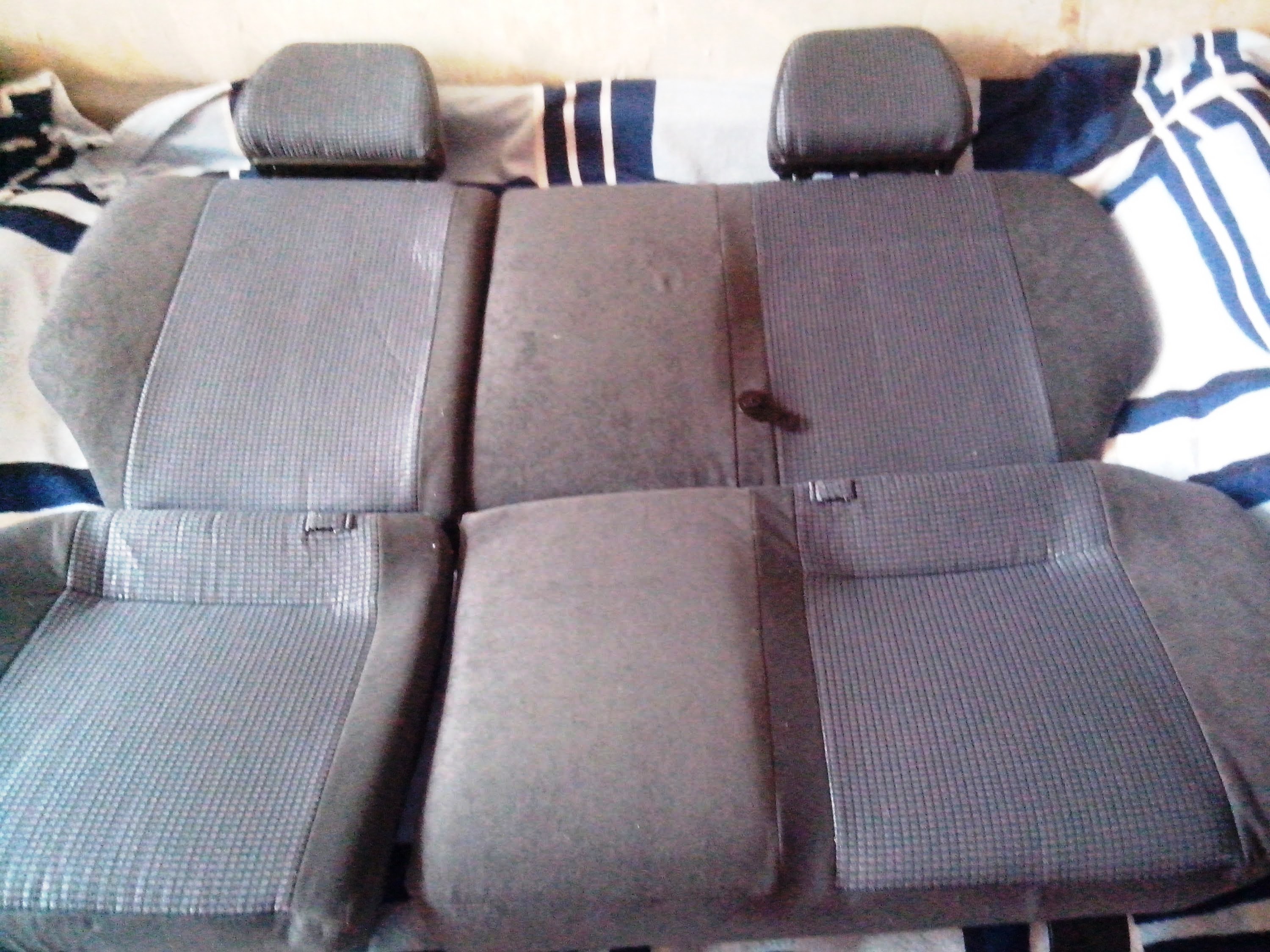 Снятые спинка и подушка заднего сиденья Лада Гранта (ВАЗ 2190)