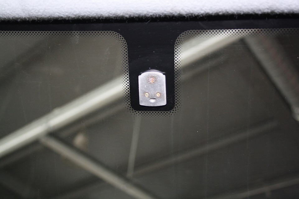 Кронштейн внутреннего зеркала на лобовом стекле на автомобиле Лада Гранта