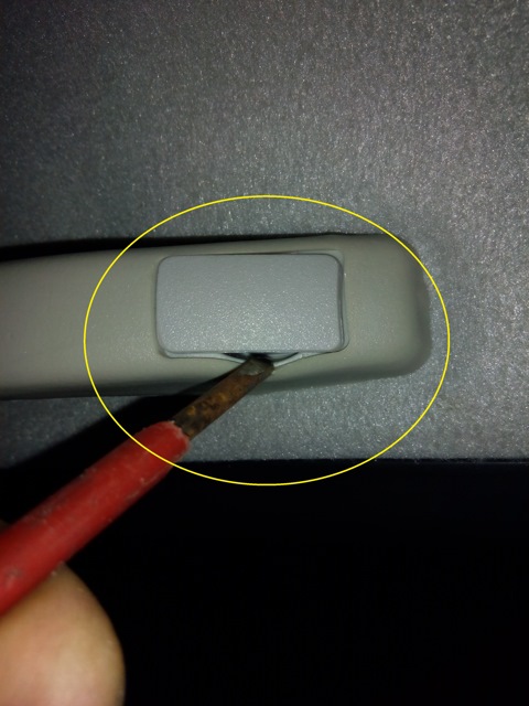 Снятие заглушки верхней ручки пассажира Лада Гранта (ВАЗ 2190)