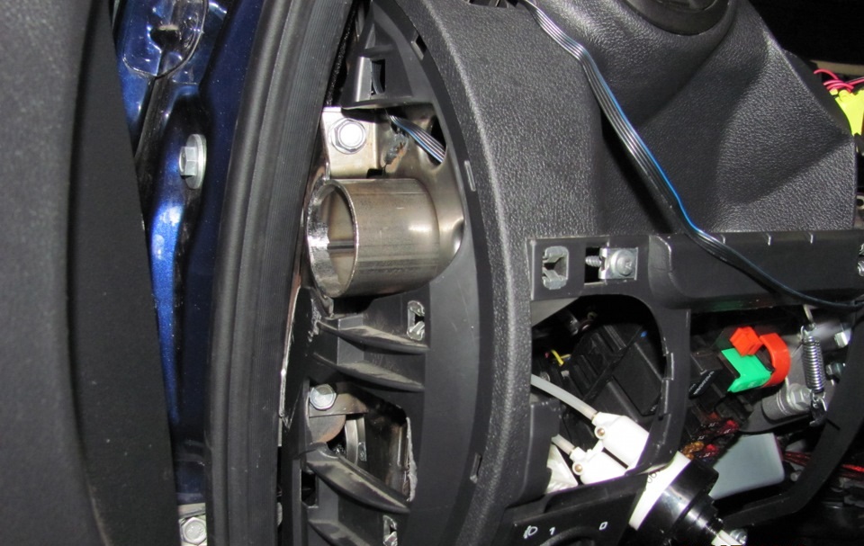 Крепление каркаса панели приборов к стойке кузова Лада Гранта (ВАЗ 2190)