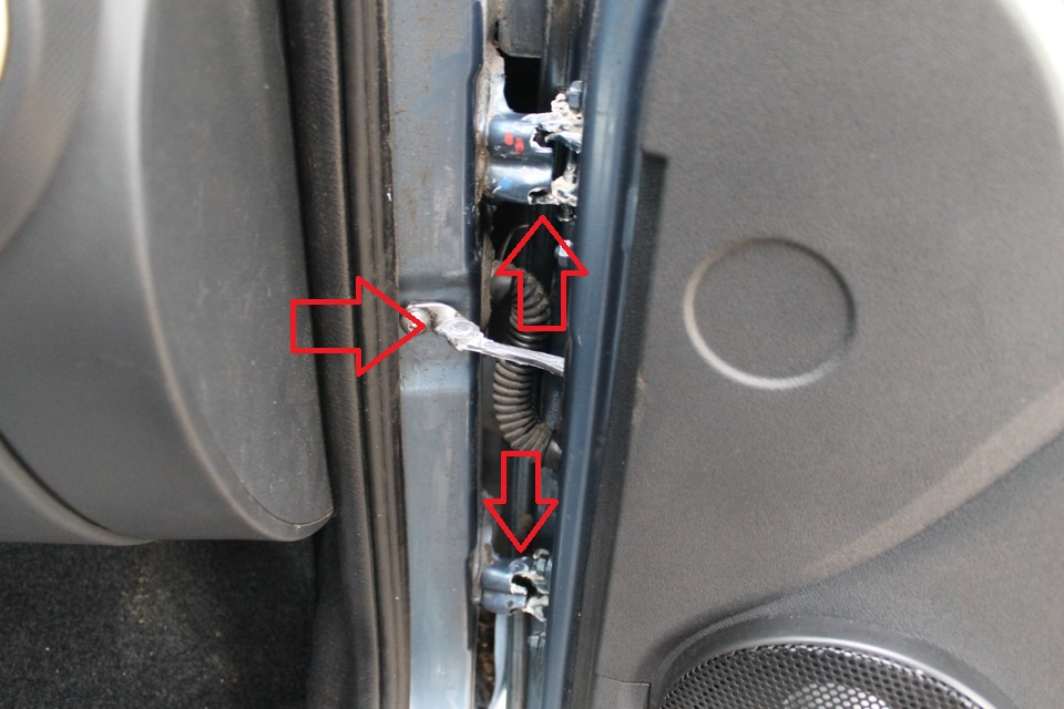 Смажьте место смазки пальца и тяги ограничителя открывания двери на автомобиле Лада Гранта