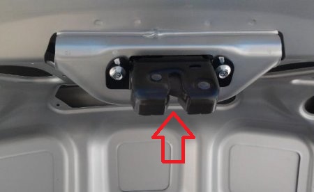 Место смазки замка крышки багажника на автомобиле Лада Гранта