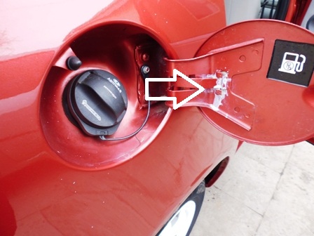 Место смазки петли и фиксатор крышки лючка заливной горловины топливного бака на автомобиле Лада Гранта