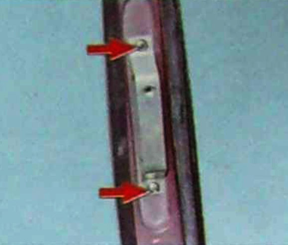 Выворачивание болтов крепления кронштейна под панелью центральной стойки ВАЗ 2190 2191 Lada Granta