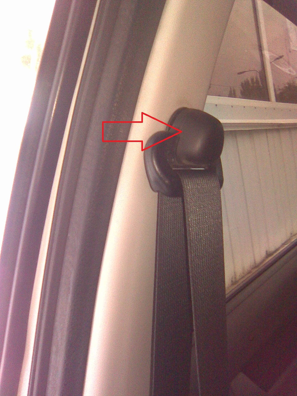 Снимите верхнюю декоративную накладку ремня безопасности на автомобиле Лада Гранта