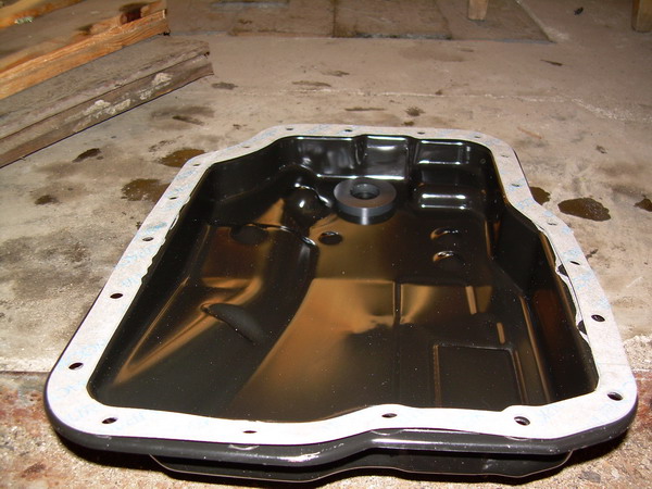 Нанесение на сопрягаемую поверхность масляного картера Ford Focus 2 специального герметика-прокладки